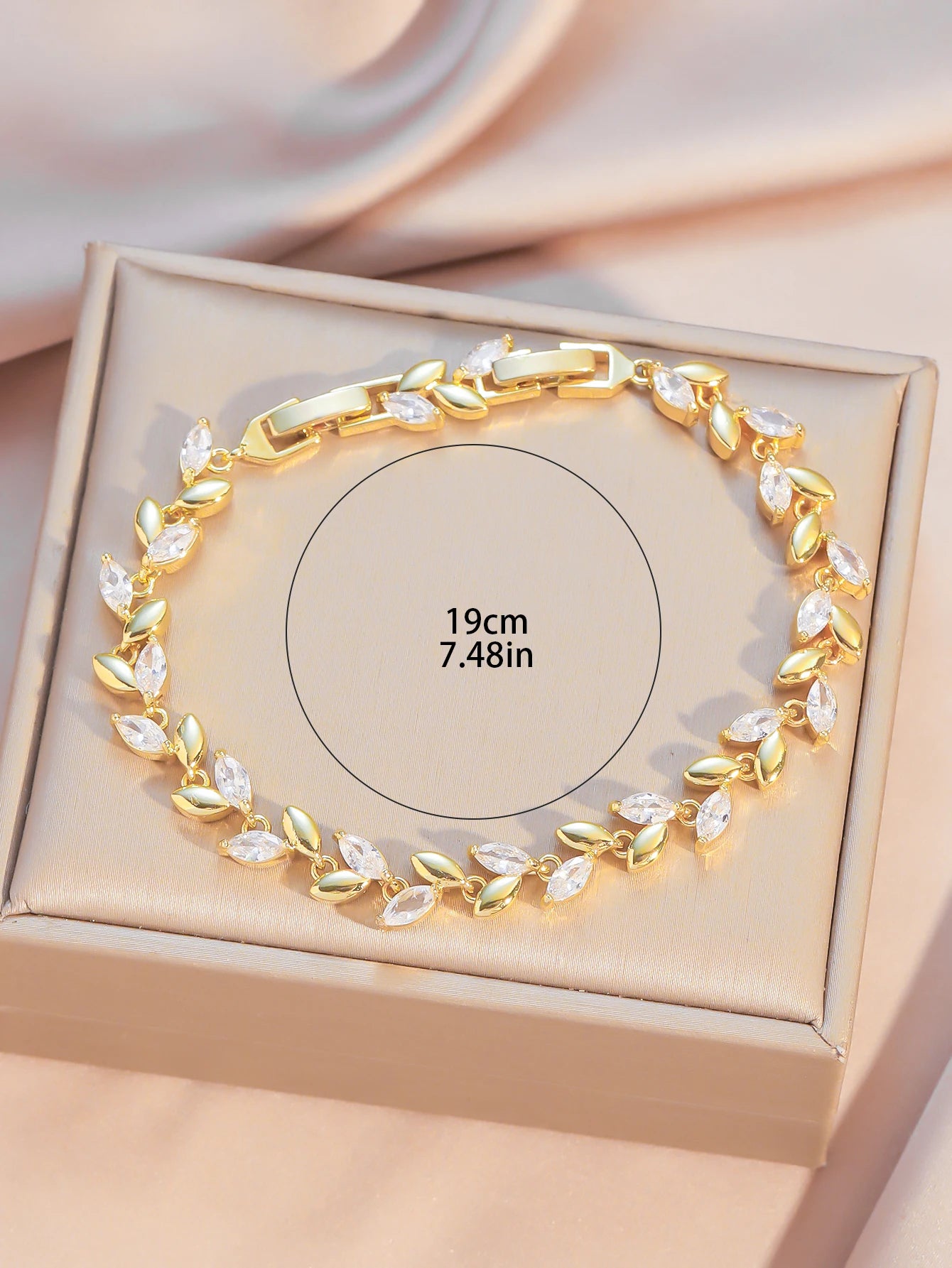 Pulseira Feminina com Design de Folhas e Zircônias em Corte Marquise, Delicada e Sofisticada