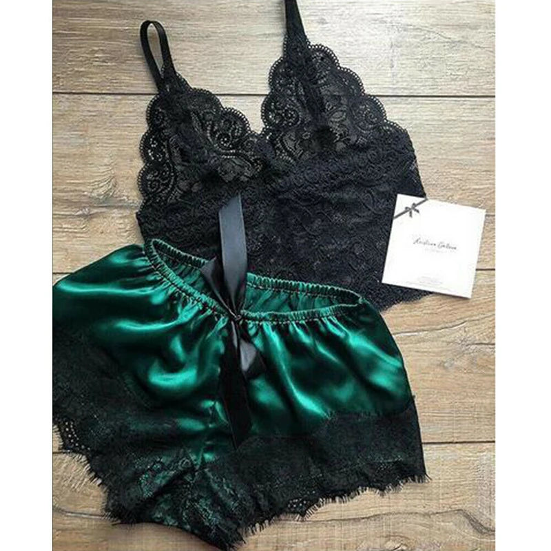 Conjunto Feminino de Dormir com Top Decote V e Short em Chiffon