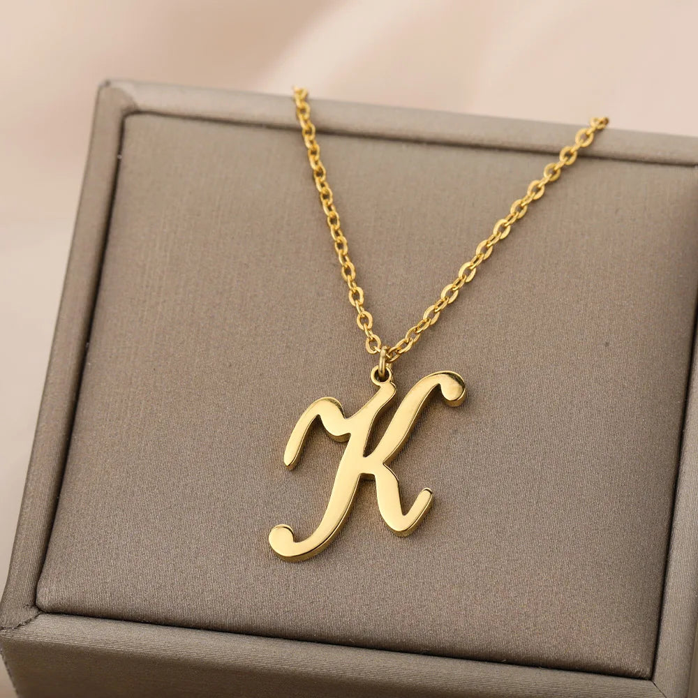Colar Feminino com Inicial Dourada em Aço Inoxidável e Design Minimalista