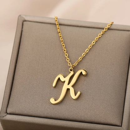 Colar Feminino com Inicial Dourada em Aço Inoxidável e Design Minimalista