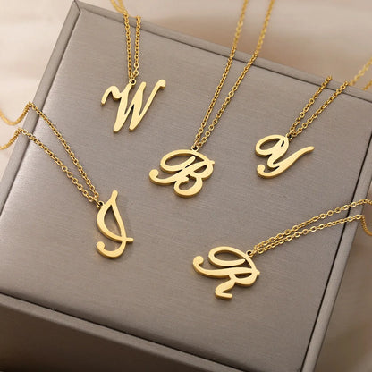 Colar Feminino com Inicial Dourada em Aço Inoxidável e Design Minimalista