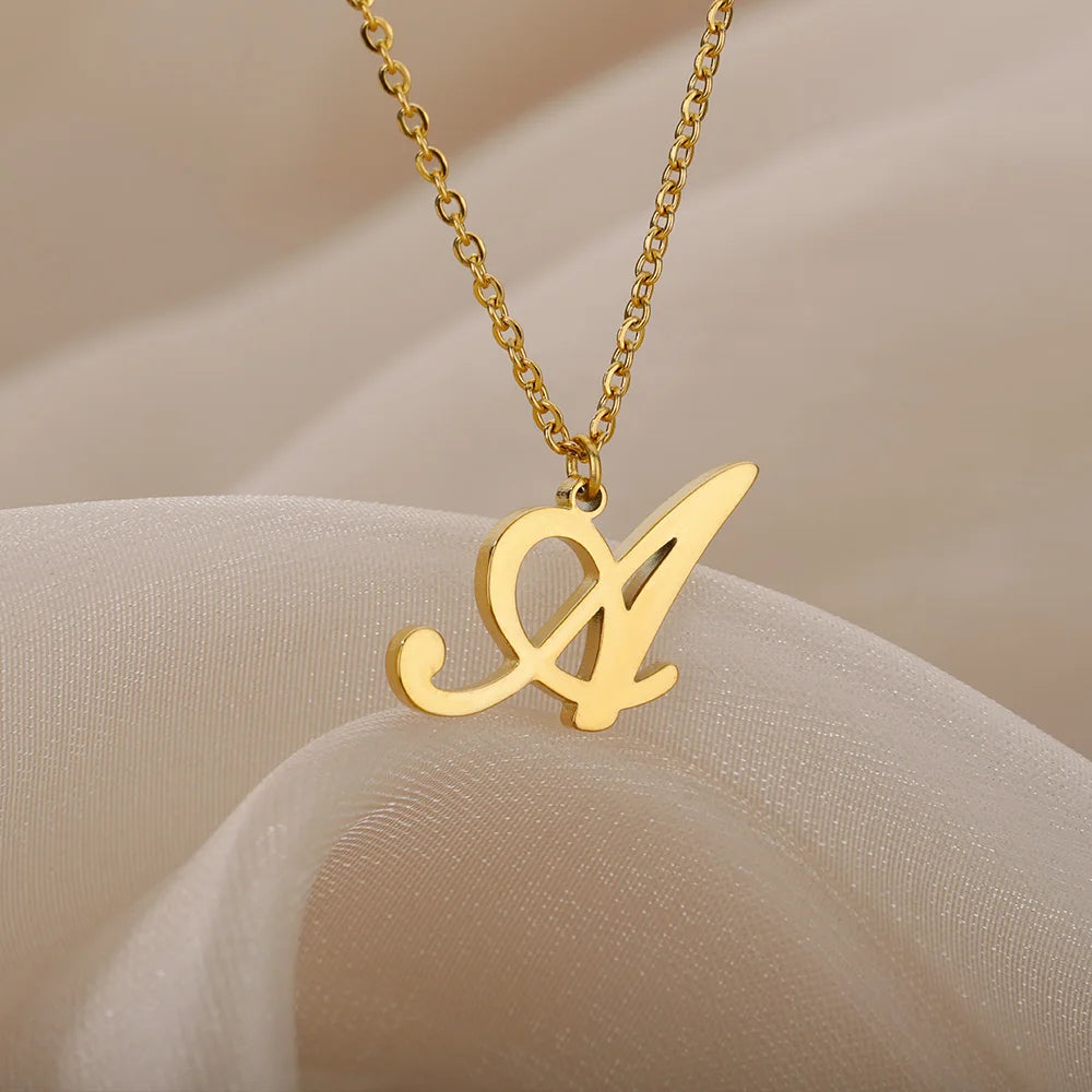 Colar Feminino com Inicial Dourada em Aço Inoxidável e Design Minimalista