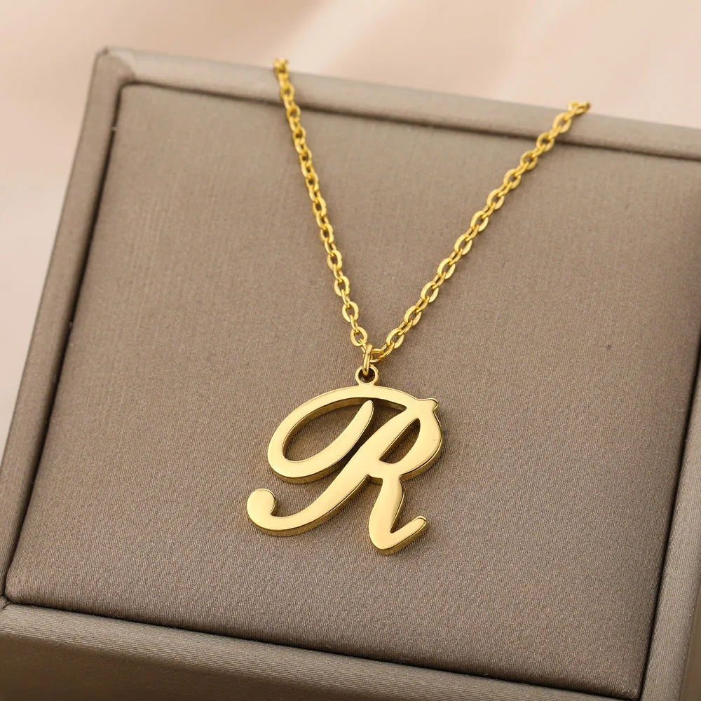 Colar Feminino com Inicial Dourada em Aço Inoxidável e Design Minimalista