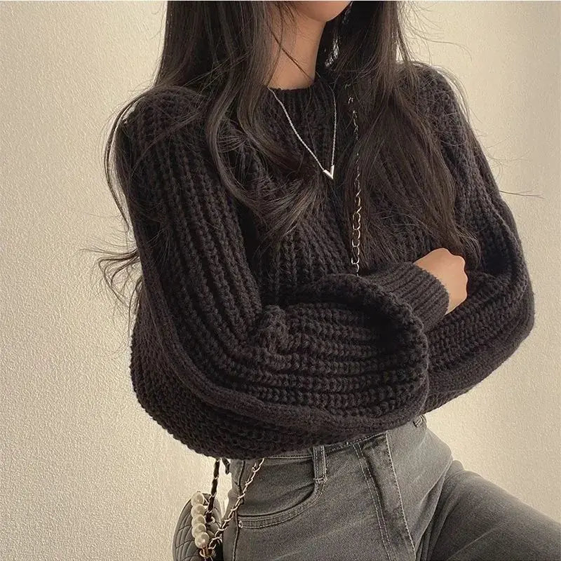 Blusa Feminina de Malha com Gola Redonda, Caimento Ajustado e Design Moderno