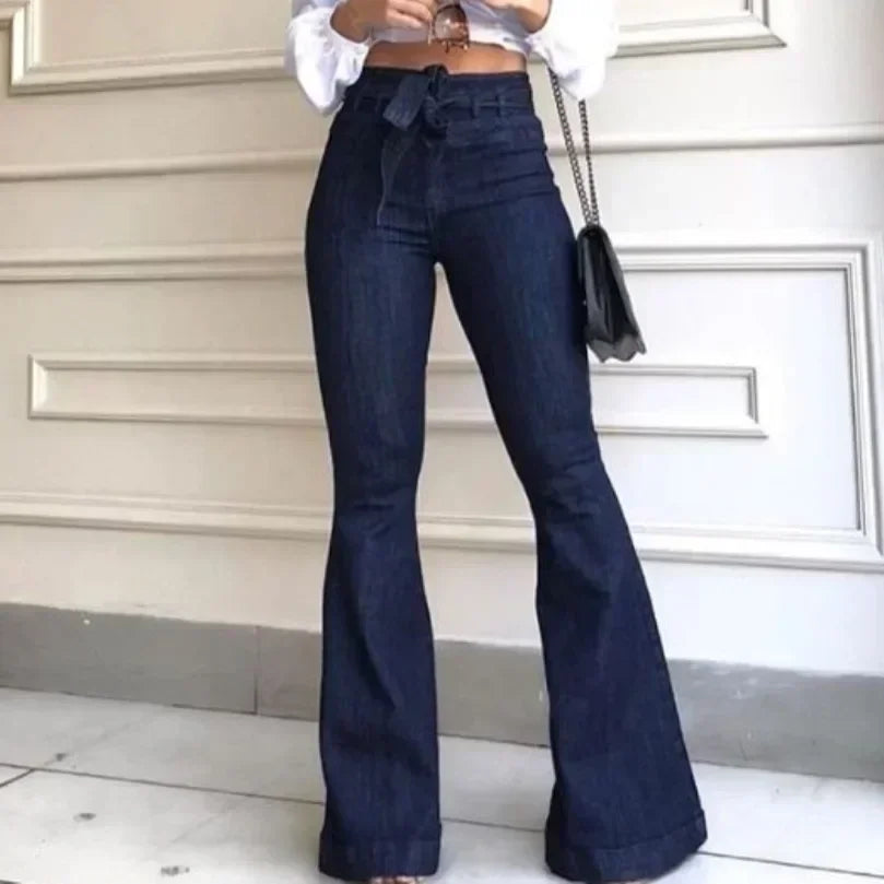 Calça Jeans Feminina Flare de Cintura Alta com Bolsos, Botões e Leve Elasticidade