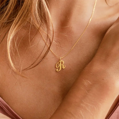 Colar Feminino com Inicial Dourada em Aço Inoxidável e Design Minimalista