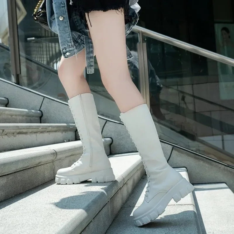 Bota Feminina Cano Médio com Plataforma, Estilo Militar e Punk