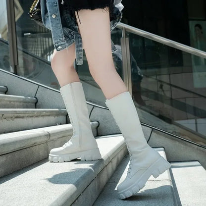 Bota Feminina Cano Médio com Plataforma, Estilo Militar e Punk
