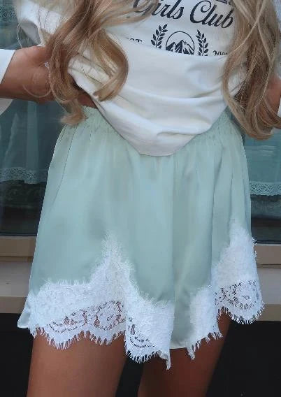 Short Feminino Micro em Cetim com Renda, Cintura Elástica, Estilo Y2K Vintage