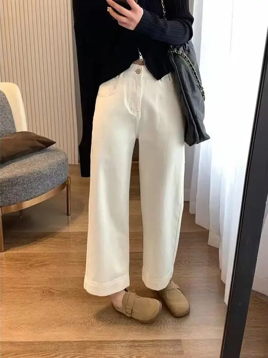 Calça Jeans Feminina Branca de Perna Reta, Cintura Alta e Modelagem Slim