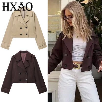 Trench Coat Feminino Cropped Marrom Chocolate com Manga Longa e Fechamento Duplo