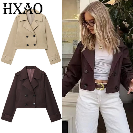 Trench Coat Feminino Cropped Marrom Chocolate com Manga Longa e Fechamento Duplo