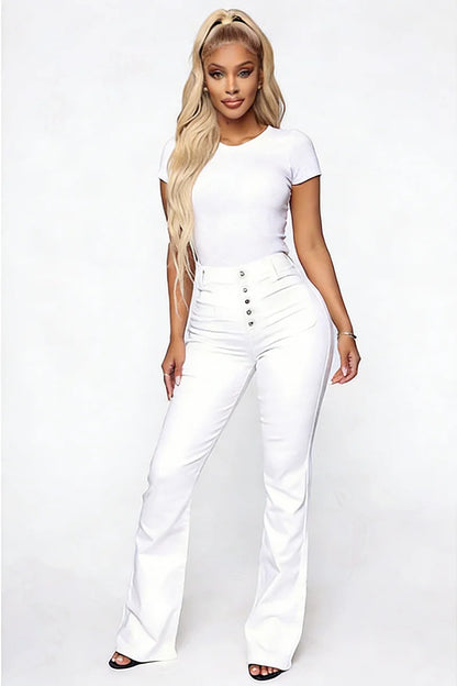 Calça Jeans Feminina Cintura Alta com Lavagem Estonada e Bolsos com Aba