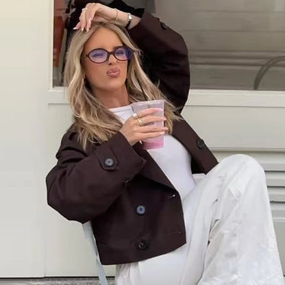 Trench Coat Feminino Cropped Marrom Chocolate com Manga Longa e Fechamento Duplo