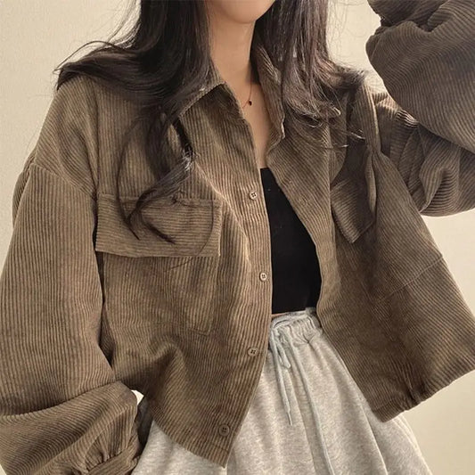 Jaqueta Feminina Curta de Veludo Cotelê com Manga Longa e Modelagem Solta