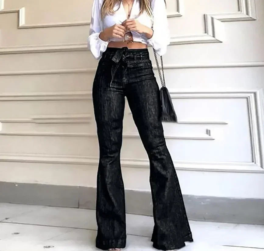 Calça Jeans Feminina Flare de Cintura Alta com Bolsos, Botões e Leve Elasticidade