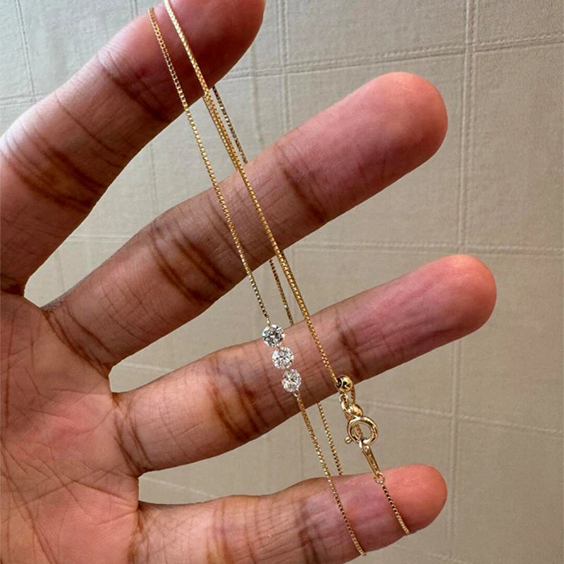 Colar Feminino Delicado com Três Zircônias e Corrente Fina Elegante
