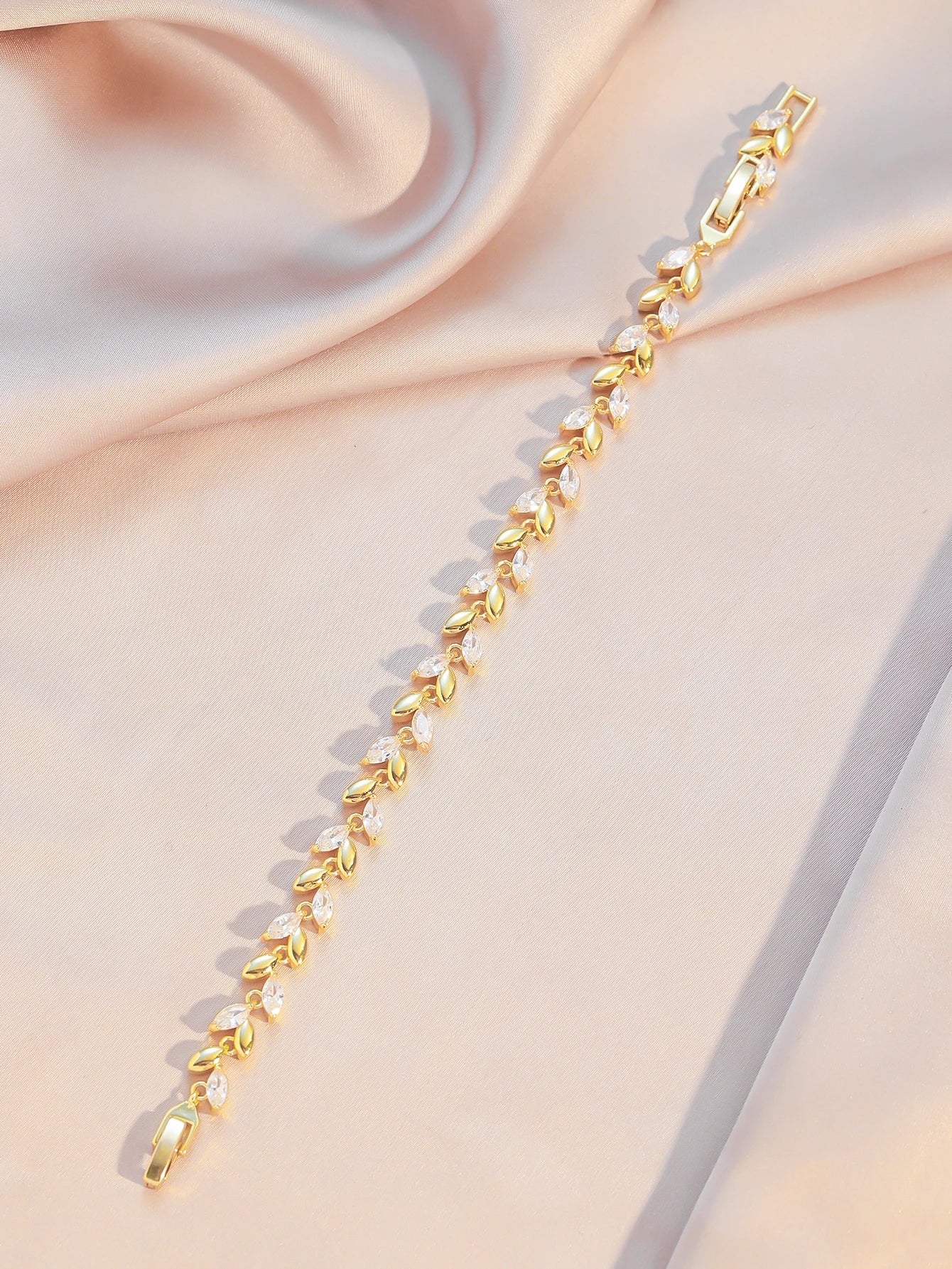 Pulseira Feminina com Design de Folhas e Zircônias em Corte Marquise, Delicada e Sofisticada