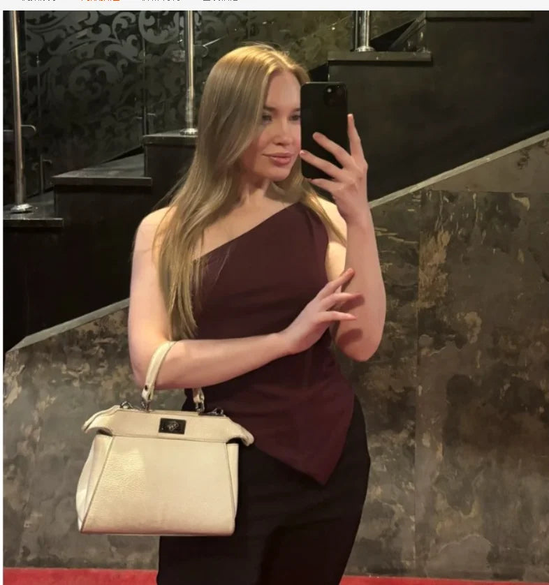 Blusa Feminina Ombro Único Assimétrica, Cor Lisa e Modelagem Justa