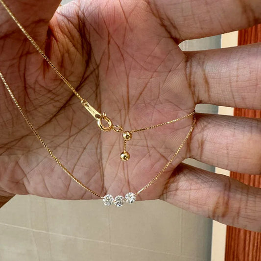 Colar Feminino Delicado com Três Zircônias e Corrente Fina Elegante