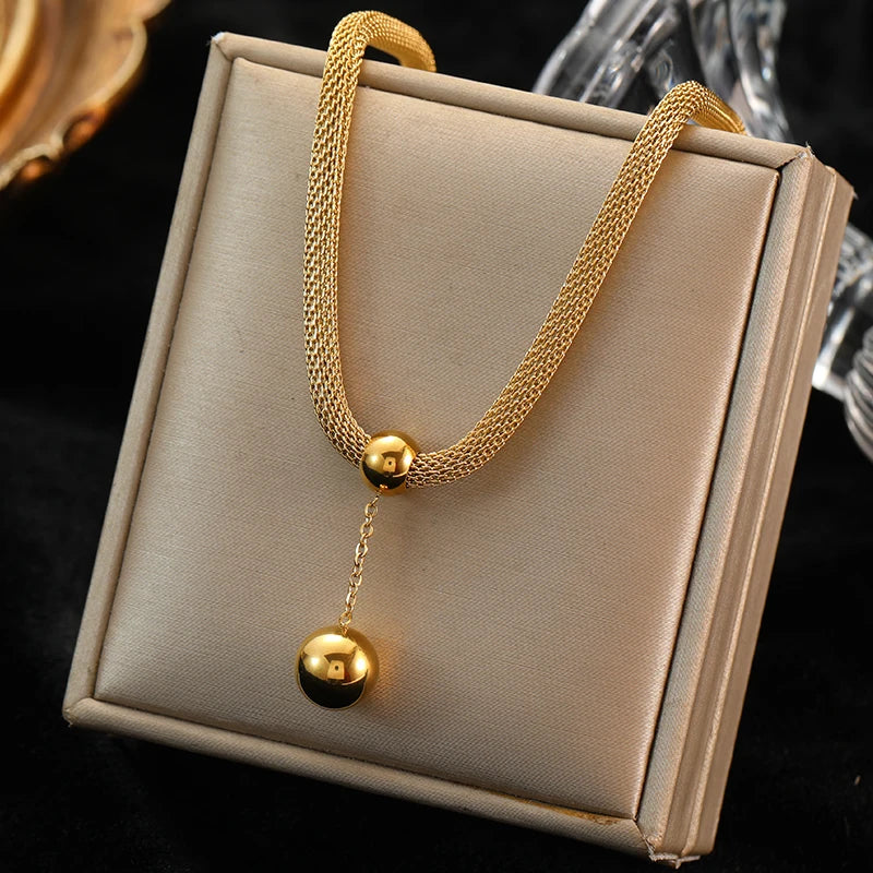 Colar Feminino em Aço Inoxidável 316L Dourado com Pingente de Esferas Vazadas