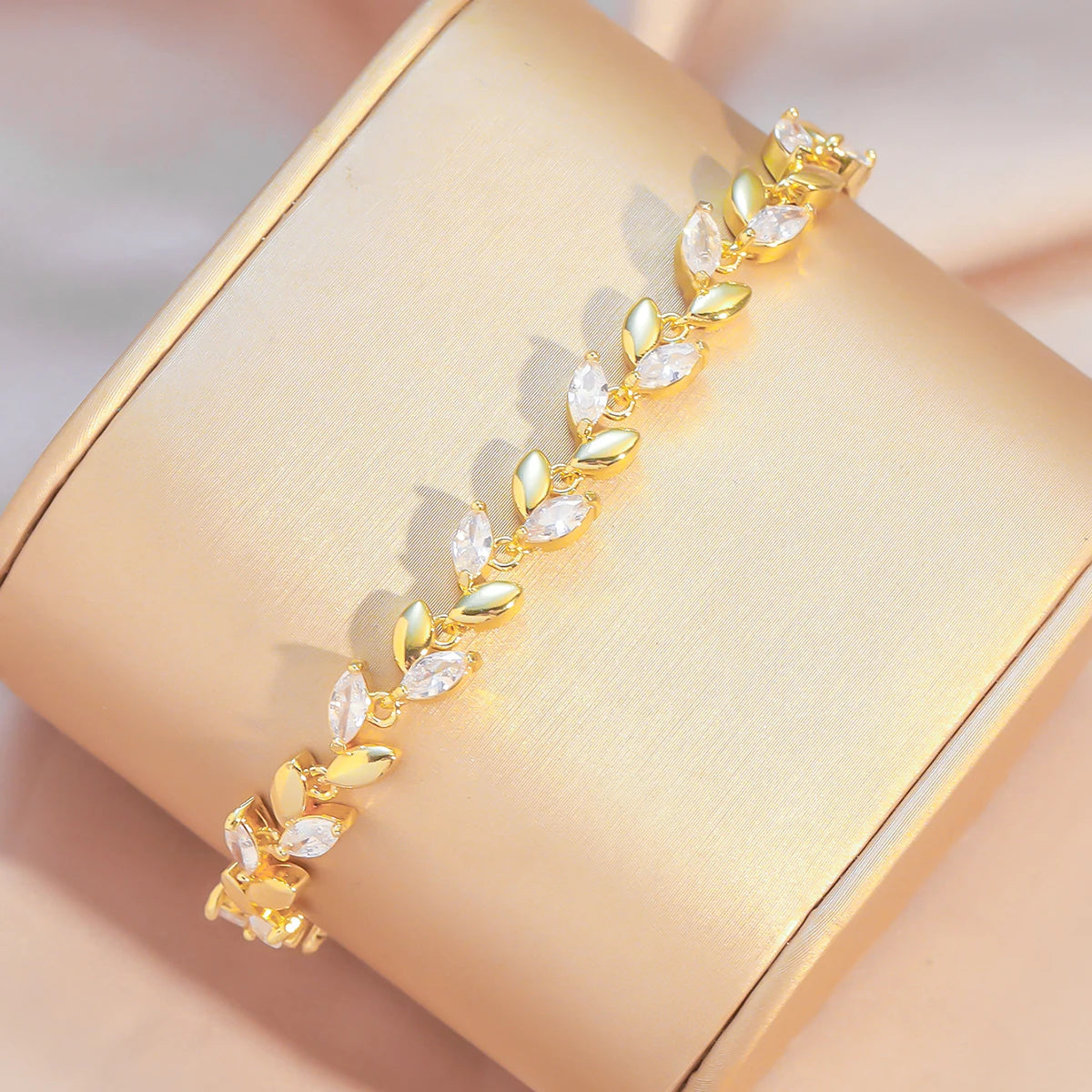 Pulseira Feminina com Design de Folhas e Zircônias em Corte Marquise, Delicada e Sofisticada