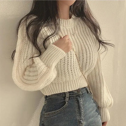 Blusa Feminina de Malha com Gola Redonda, Caimento Ajustado e Design Moderno