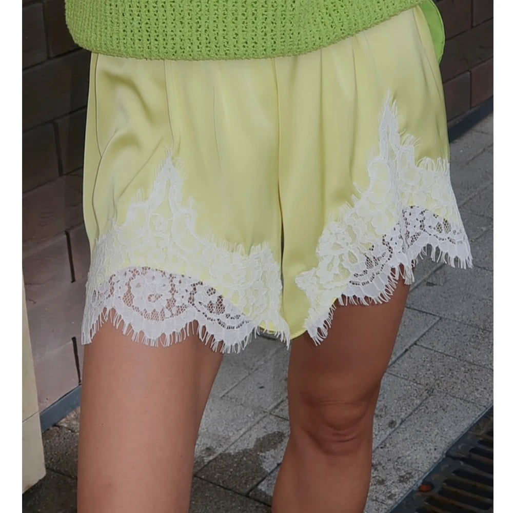 Short Feminino Micro em Cetim com Renda, Cintura Elástica, Estilo Y2K Vintage
