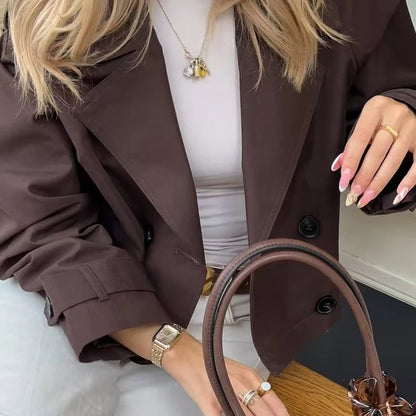 Trench Coat Feminino Cropped Marrom Chocolate com Manga Longa e Fechamento Duplo