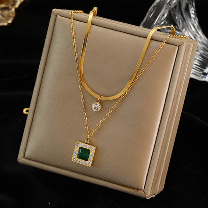 Colar Feminino em Aço Inoxidável 316L Dourado com Pingente de Esferas Vazadas