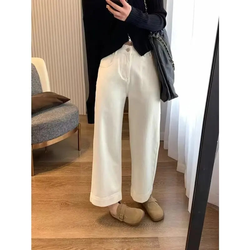 Calça Jeans Feminina Branca de Perna Reta, Cintura Alta e Modelagem Slim