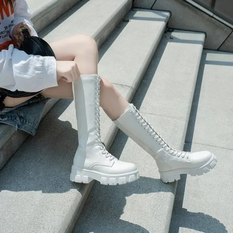Bota Feminina Cano Médio com Plataforma, Estilo Militar e Punk