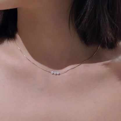 Colar Feminino Delicado com Três Zircônias e Corrente Fina Elegante