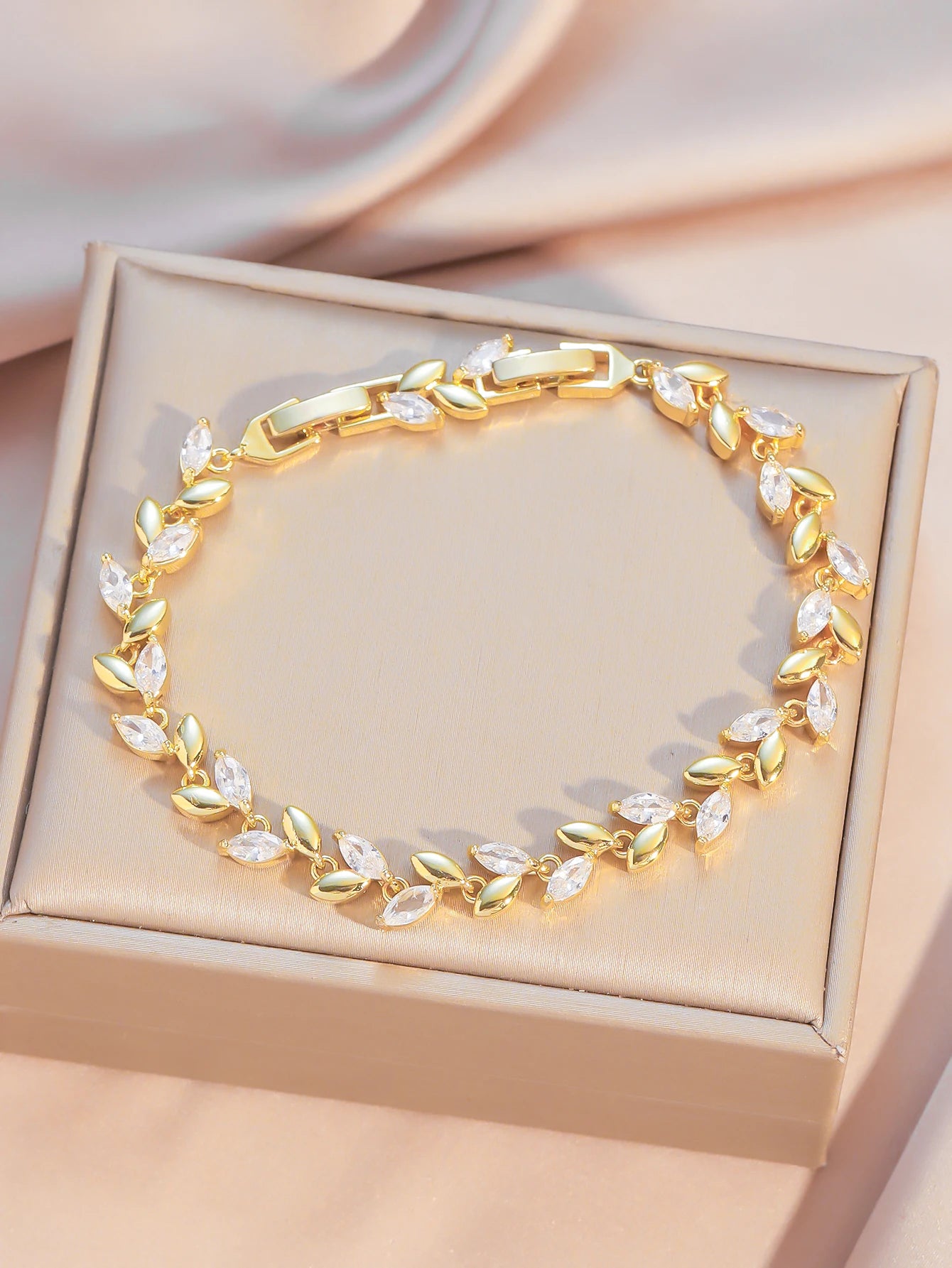 Pulseira Feminina com Design de Folhas e Zircônias em Corte Marquise, Delicada e Sofisticada