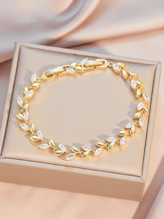 Pulseira Feminina com Design de Folhas e Zircônias em Corte Marquise, Delicada e Sofisticada