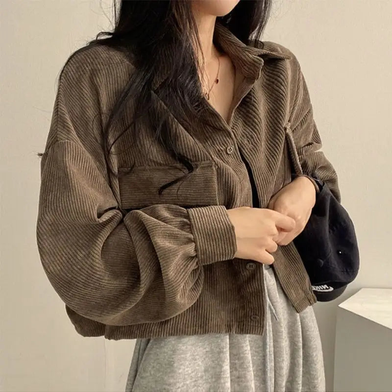 Jaqueta Feminina Curta de Veludo Cotelê com Manga Longa e Modelagem Solta