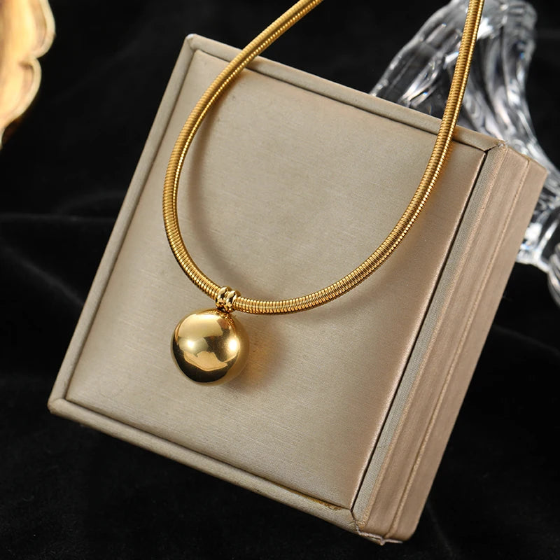 Colar Feminino em Aço Inoxidável 316L Dourado com Pingente de Esferas Vazadas