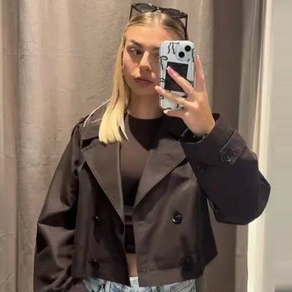 Trench Coat Feminino Cropped Marrom Chocolate com Manga Longa e Fechamento Duplo