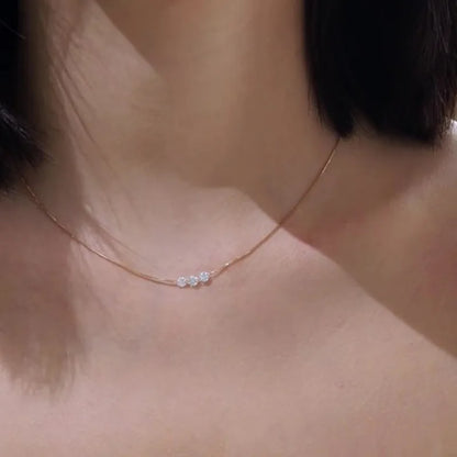 Colar Feminino Delicado com Três Zircônias e Corrente Fina Elegante