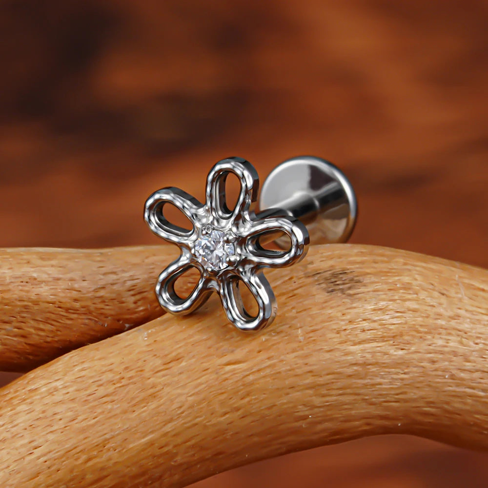 Piercing Feminino em Titânio com Flor Cravejada em Zircônia, Delicado e Sofisticado