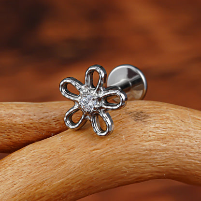 Piercing Feminino em Titânio com Flor Cravejada em Zircônia, Delicado e Sofisticado