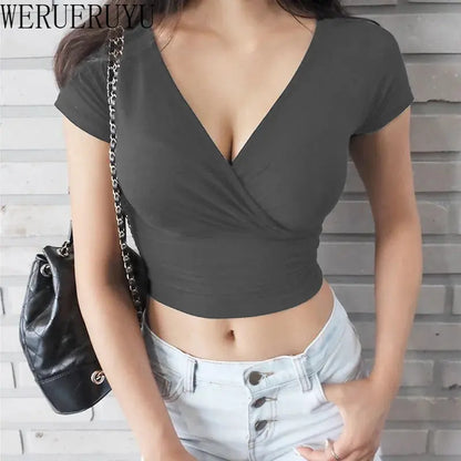 Blusa Cropped Feminina com Gola V, Design Inspirado em Corset e Caimento Ajustado