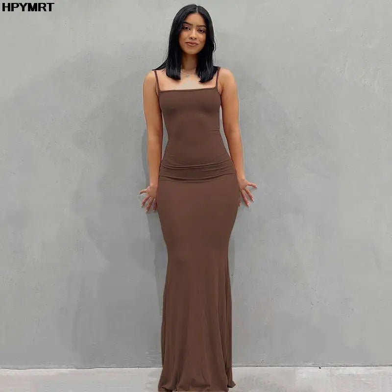 Vestido Longo Feminino em Cetim com Costas Abertas e Caimento Ajustado, Sofisticação e Elegância