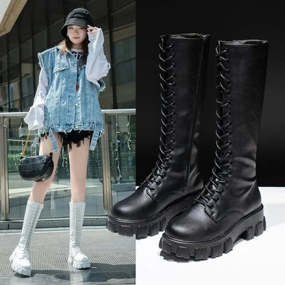 Bota Feminina Cano Médio com Plataforma, Estilo Militar e Punk