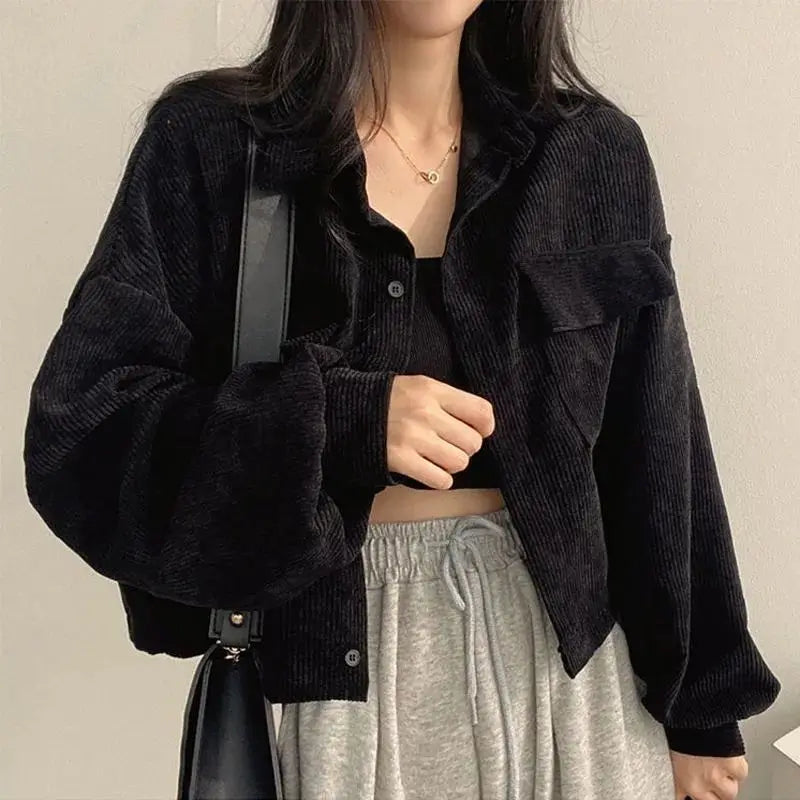 Jaqueta Feminina Curta de Veludo Cotelê com Manga Longa e Modelagem Solta